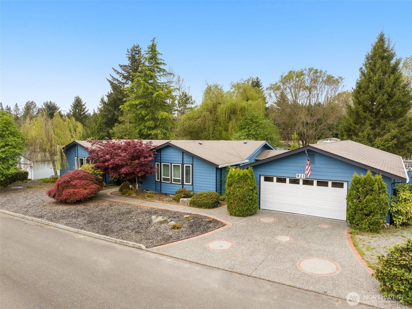 Property Photo:  921  241st Place SW  WA 98021 