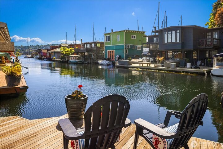 Property Photo:  2466  Westlake Avenue N 19  WA 98109 