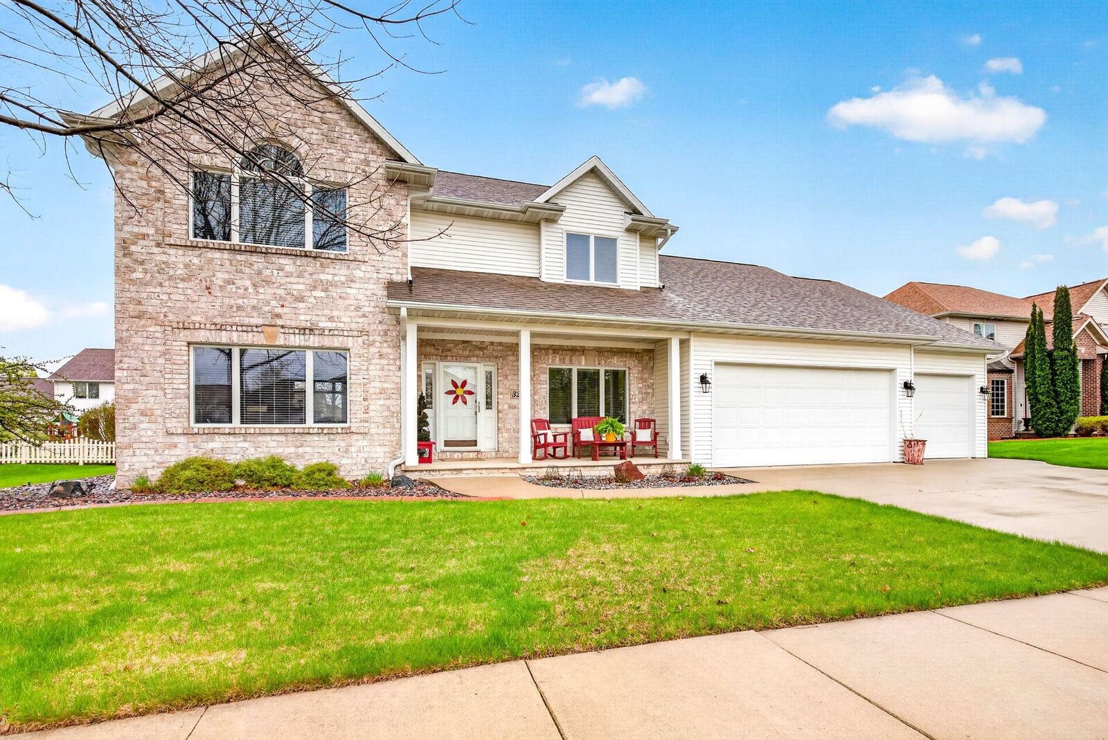 Property Photo: 325 E Stratford Lane WI 54913-8692