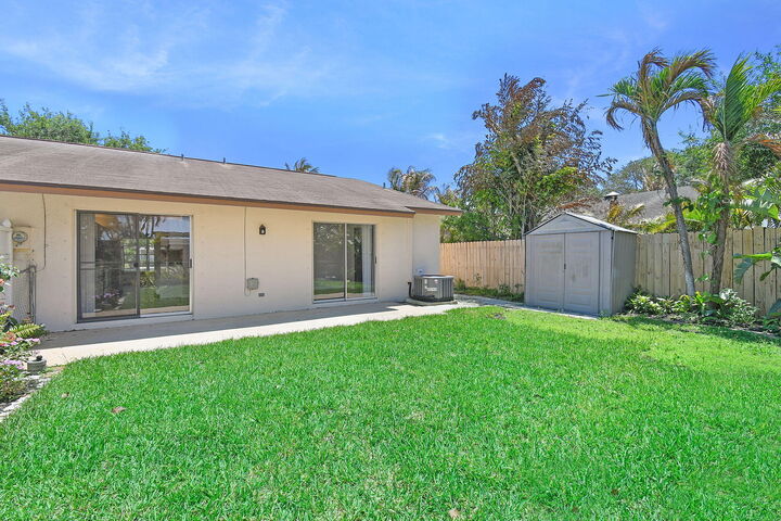 Property Photo:  9040 SE Hobe Ridge Avenue  FL 33455 