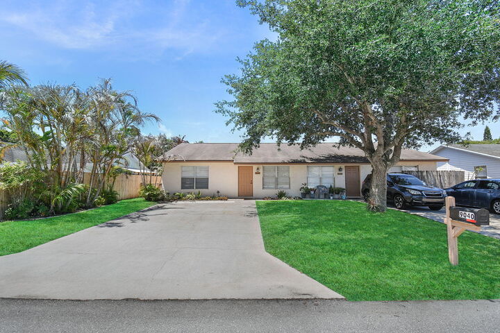 Property Photo:  9040 SE Hobe Ridge Avenue  FL 33455 