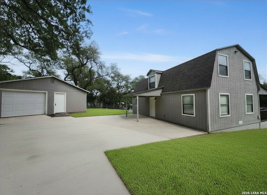 Property Photo:  207 Oaklane St  TX 78133 