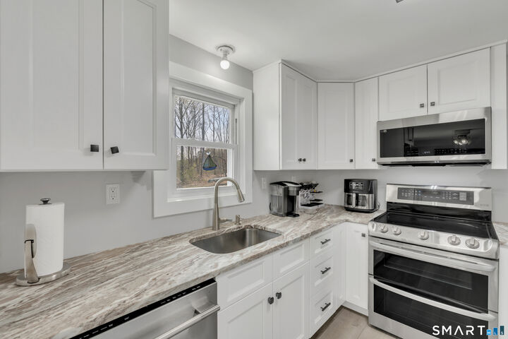 Property Photo:  9 Sunnieside Court  CT 06385 