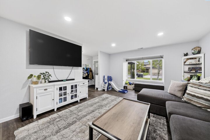 Property Photo:  5207 Holly Way  WA 99353 