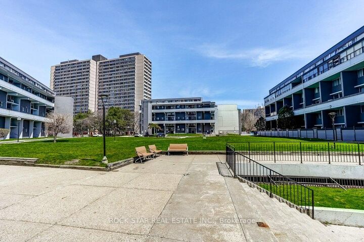 Property Photo: 10 Sunny Glenway 708 ON M3C 2Z3