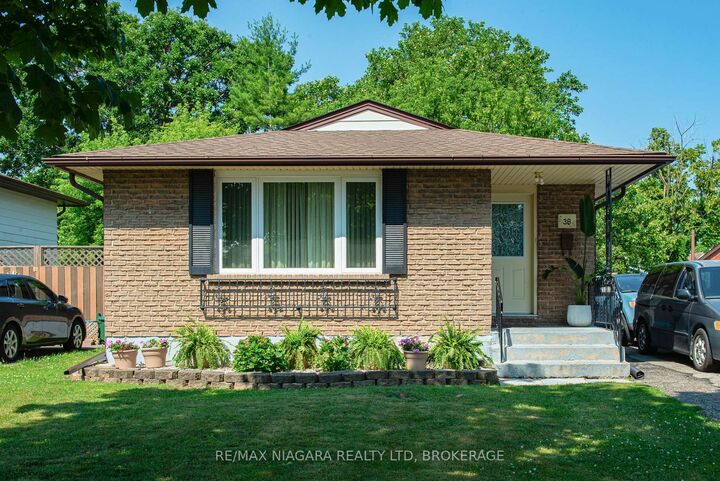 38 Roehampton Drive — photo 1