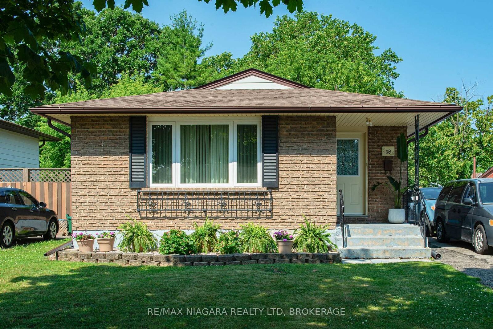 Property Photo: 38 Roehampton Drive ON L2M 7K7