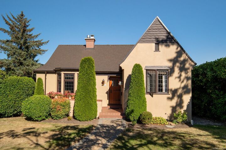 Property Photo:  671 Linkleas Ave  BC V8S 5C2 