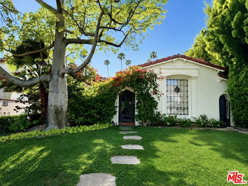 Property Photo: 315 N Wetherly Dr CA 90211