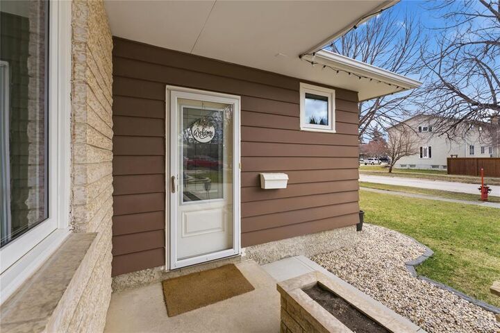Property Photo:  130 Emerald Grove Drive  MB R3J 1H2 