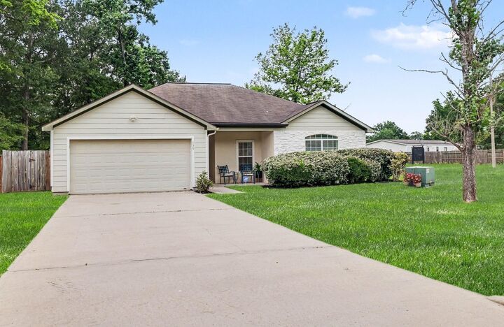 Property Photo:  135 Kellyn Oaks Drive  TX 77306 