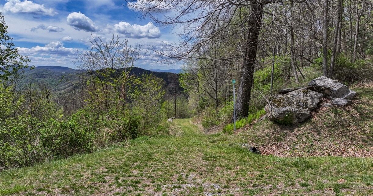 Property Photo:  