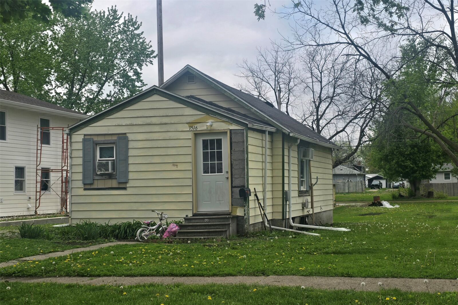 Property Photo:  1516 Crawford Street  IA 50036 
