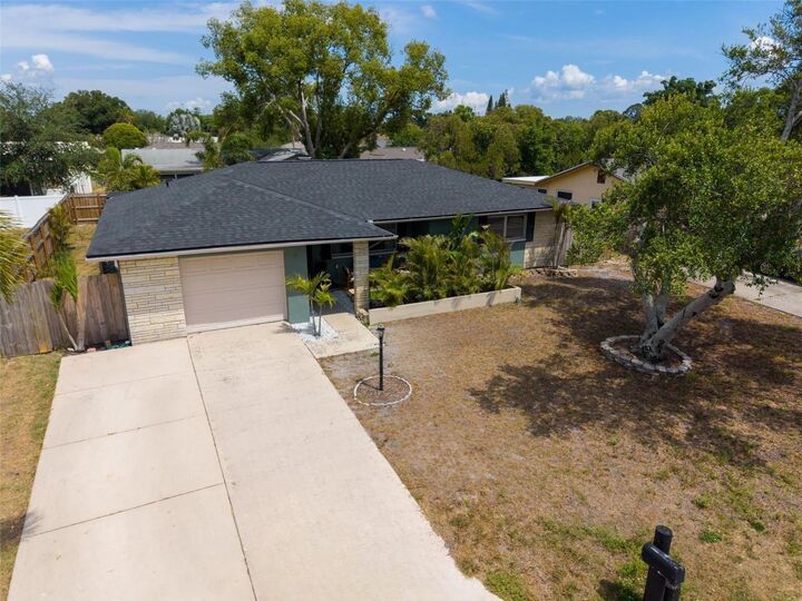 Property Photo:  2542 Wynnewood Drive  FL 33763 