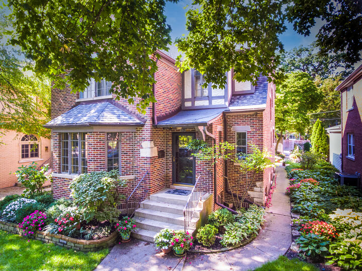 Property Photo:  2512 Lawndale Avenue  IL 60201 