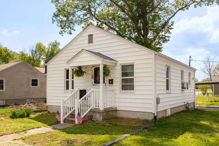 Property Photo:  318 S 3rd Street  IL 62959 