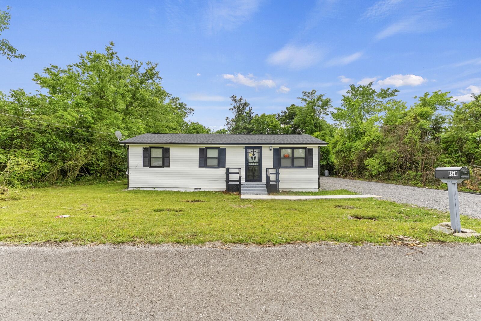Property Photo: 1370 Daniels St TN 37037
