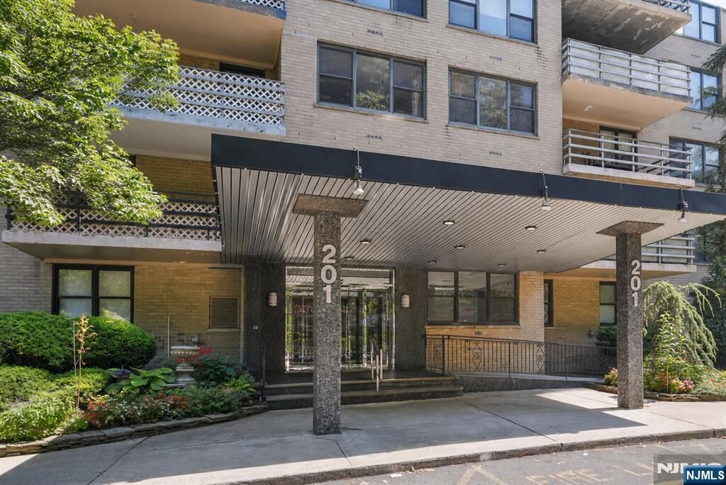 Property Photo:  201 Saint Pauls 15P  NJ 07306 