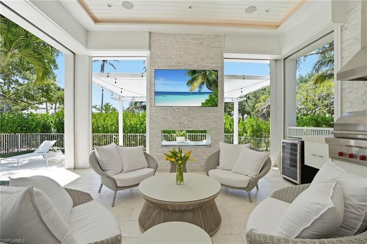 Property Photo:  685 2nd St S  FL 34102 