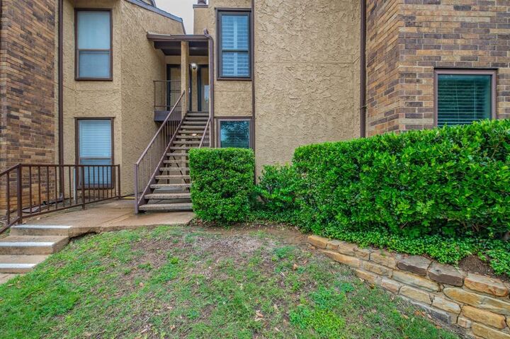 Property Photo:  1901 Cloisters Drive 914  TX 76011 