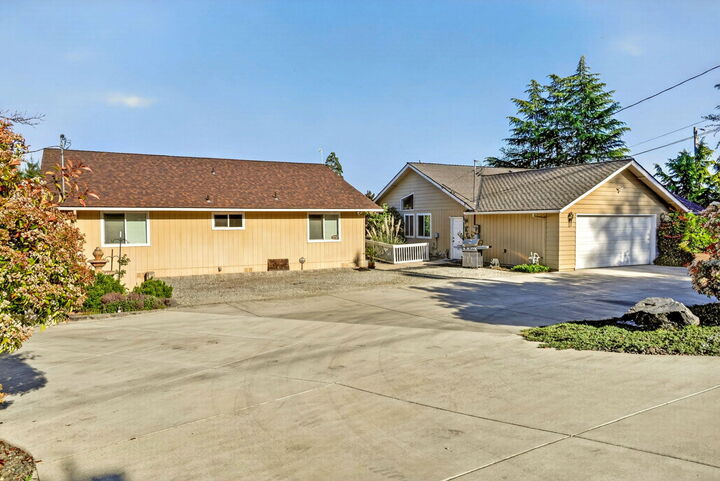 Property Photo:  2244 Hillside Drive  OR 97502 