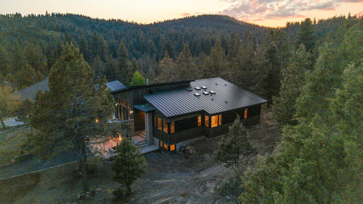 Property Photo:  1135 Oregon Ash Circle  OR 97601 