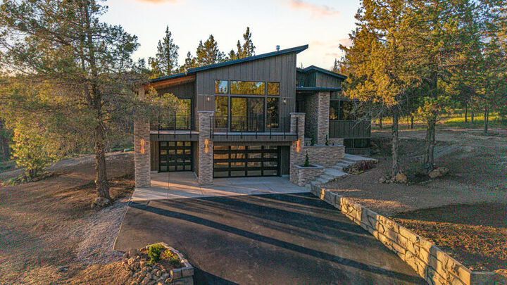 Property Photo: 1135 Oregon Ash Circle OR 97601
