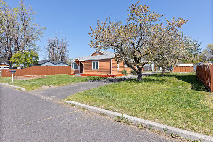 Property Photo:  756 NW Fairmont Street  OR 97754 