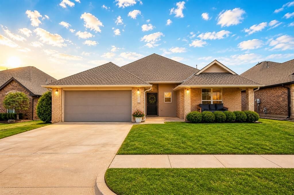 Property Photo:  15920 Capri Lane  OK 73013 