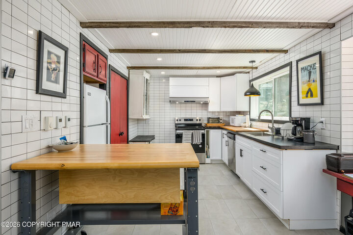 Property Photo: 5032 Woodbridge Drive E PA 18324