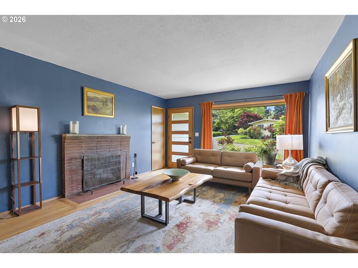 Property Photo:  4755 SE Washington Pl  OR 97222 