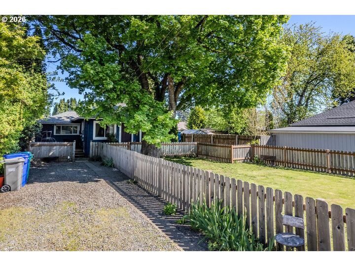 Property Photo:  105 NW 13th St  OR 97030 