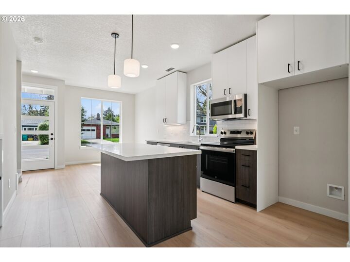 Property Photo:  5971 SE Reedway St  OR 97206 