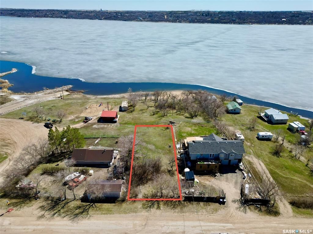 Property Photo:  1300 Willow Avenue  SK S0G 4L0 