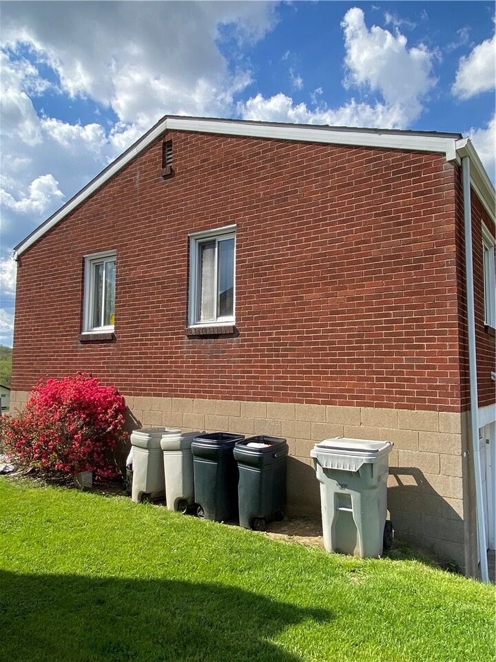 Property Photo:  1015 Georgia Dr  PA 15209 