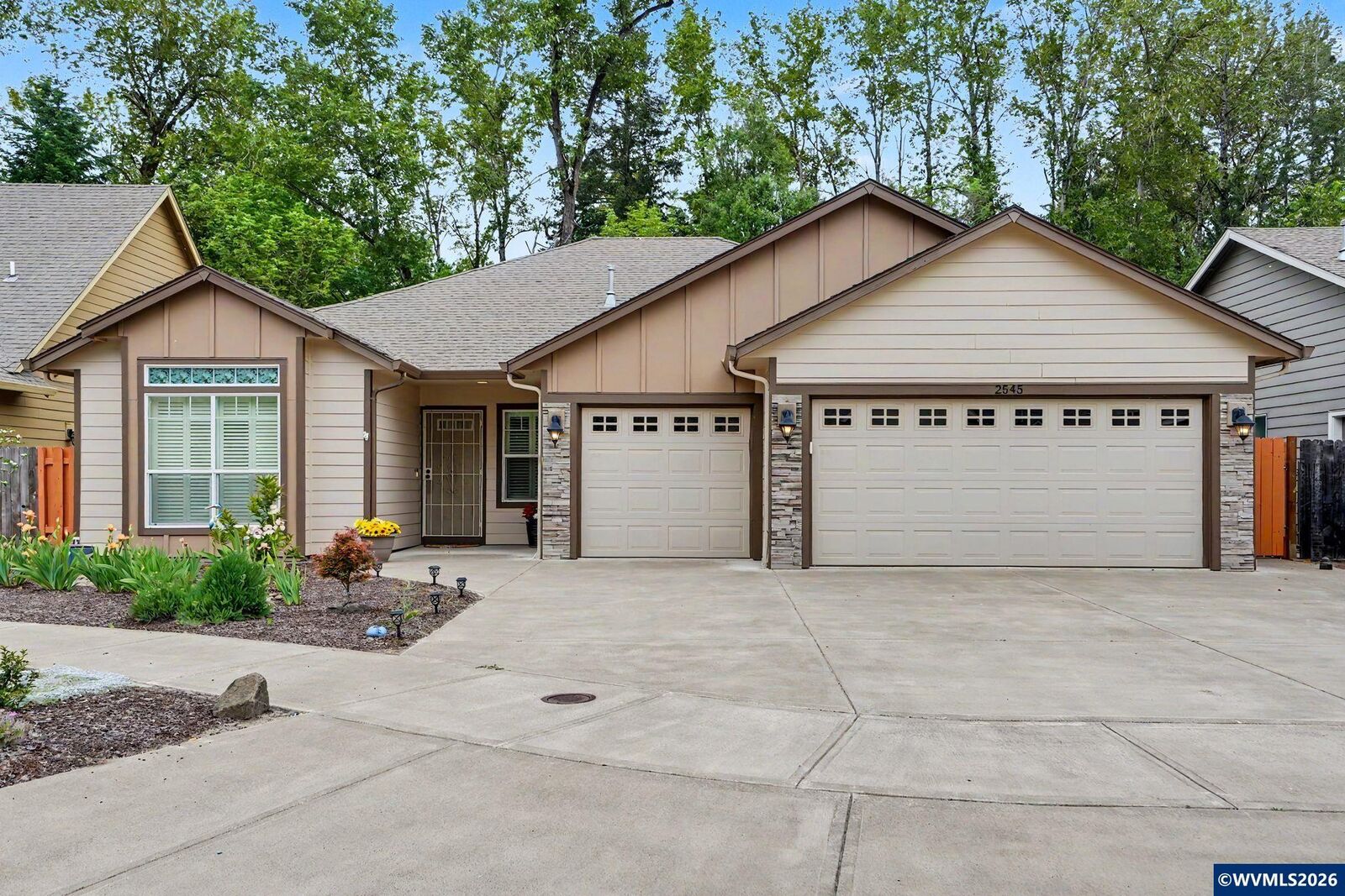 Property Photo:  2545 Equestrian Lp S  OR 97302 