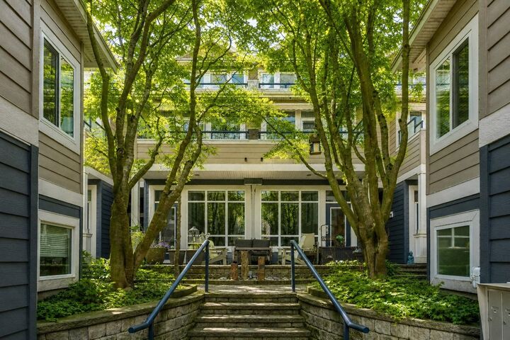 Property Photo:  15161 Prospect Avenue 7  BC V4B 2B8 