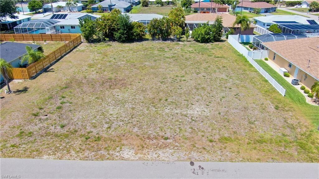 Property Photo:  801 SE 33rd St  FL 33904 