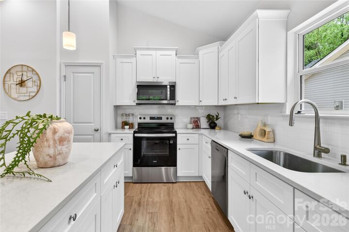 Property Photo: 315 N Hoskins Road NC 28216