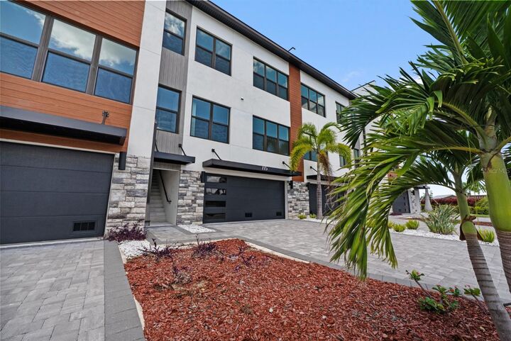 Property Photo: 774 Gran Kaymen Way FL 33572