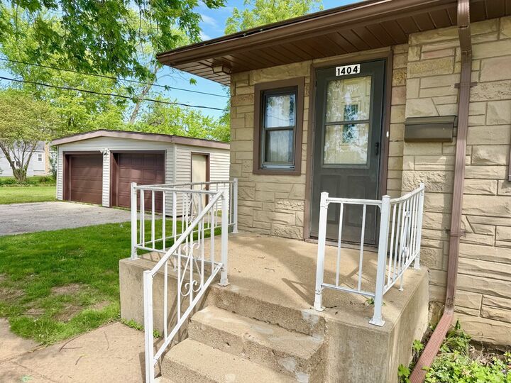 Property Photo: 1404 Plain Street IL 61354