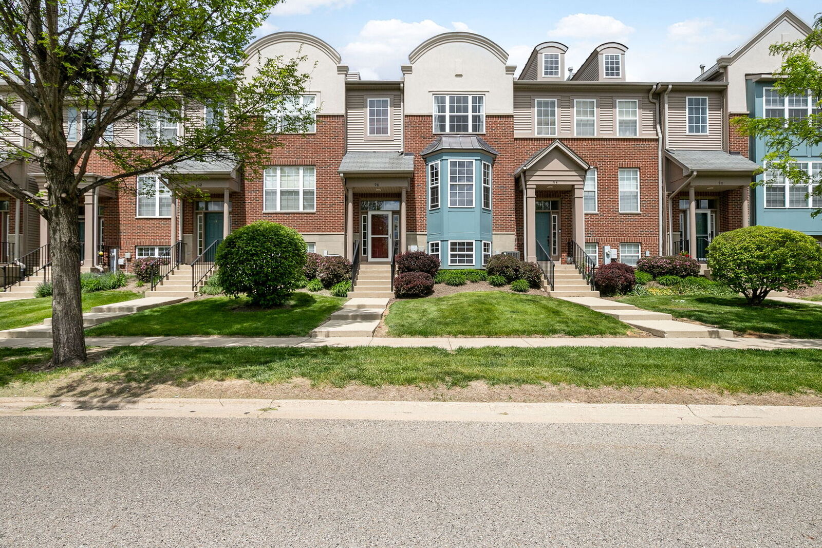Property Photo:  98 Village Station Lane  IL 60030 
