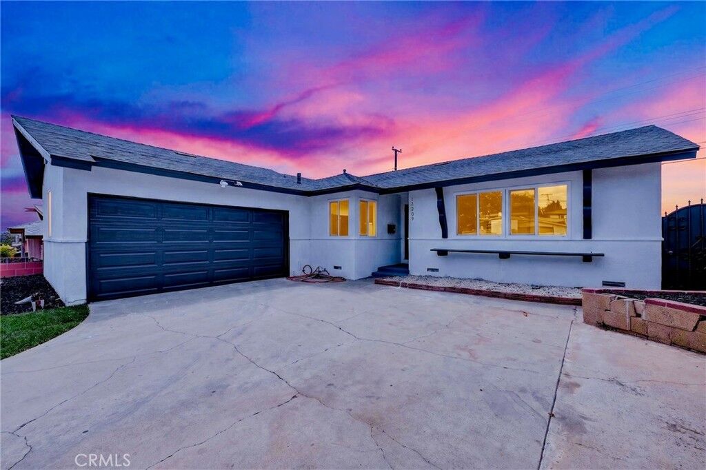 Property Photo:  19209 Caney Avenue  CA 90746 