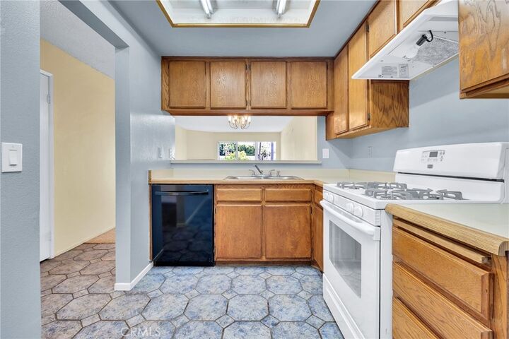 Property Photo:  955 E 3rd 202  CA 90802 