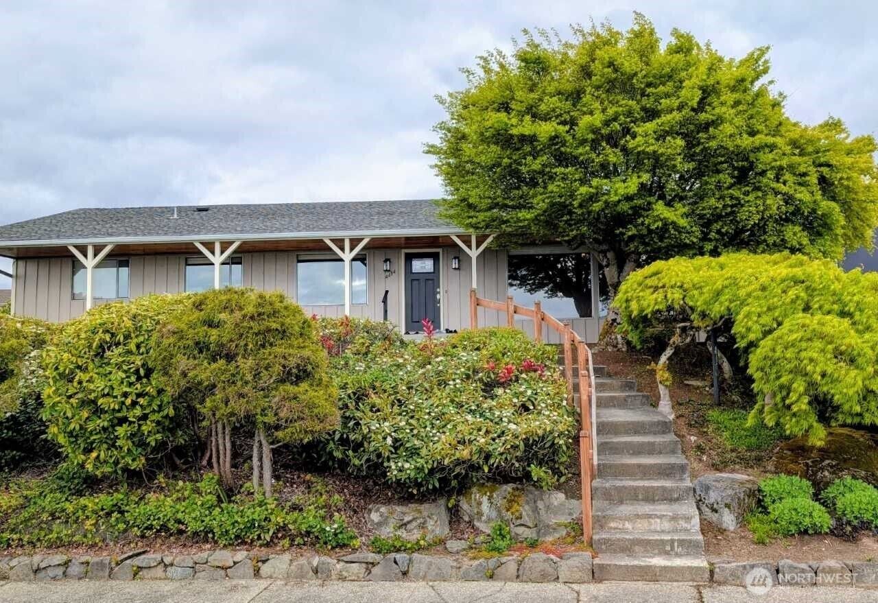 Property Photo:  4484  140th Avenue SE  WA 98006 
