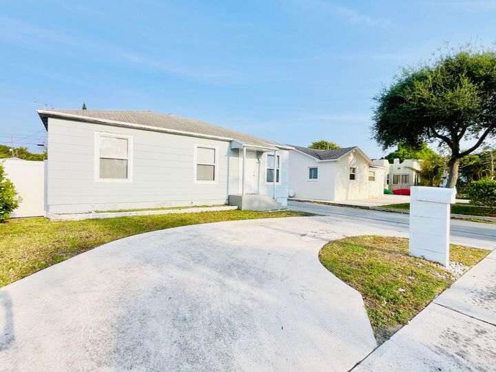 Property Photo:  909 N C Street  FL 33460 