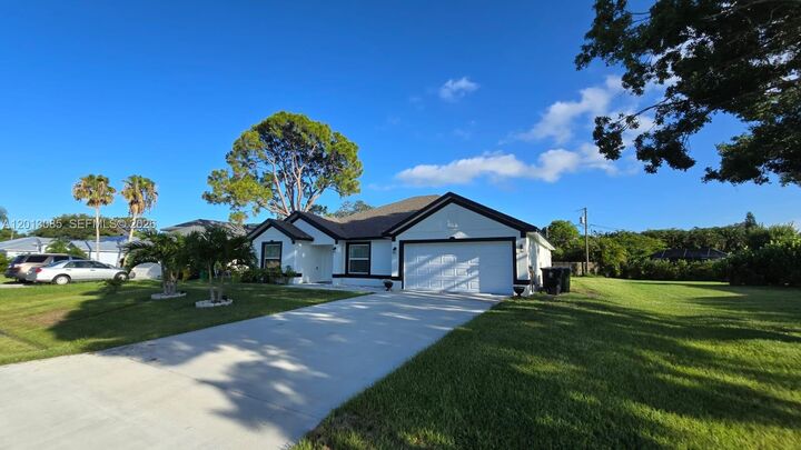 Property Photo:  2650 SE Caladium Ave  FL 34952 