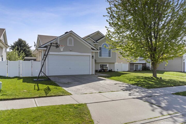 Property Photo:  9008 N Oak St  WA 99208 