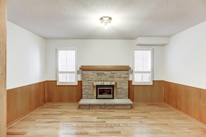 Property Photo:  1595 Sir Monty'S Drive  ON L5N 4P1 