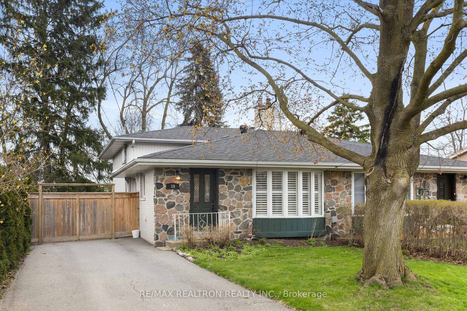 Property Photo: 39 Jasper Drive ON L4G 3B6